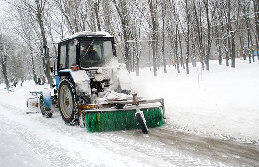 Трактор МТЗ 82 с щеткой для очистки снега